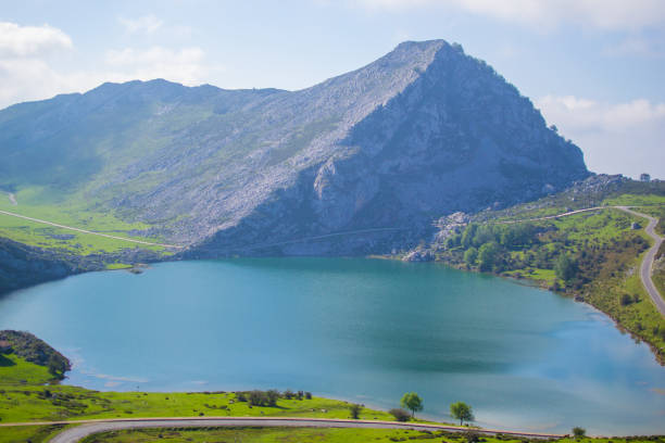 Beautiful view of Enol Lake in Covadonga Lakes, Asturias, Spain. Green grassland with mountains at the background Beautiful view of Enol Lake in Covadonga Lakes, Asturias, Spain. Green grassland with mountains at the background Europa stock pictures, royalty-free photos & images