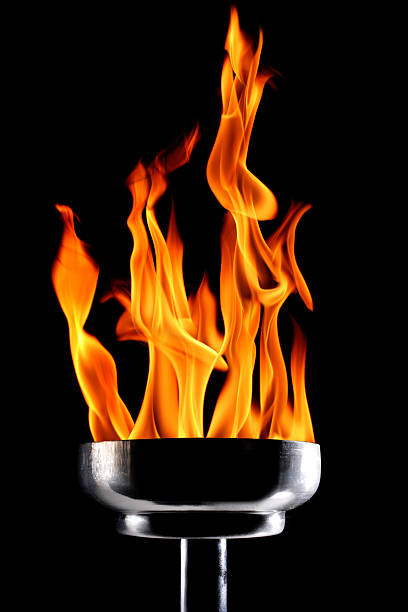 burning antorcha - flaming torch fire flame sport torch fotografías e imágenes de stock