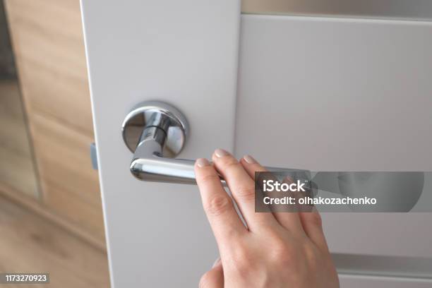 Weibliche Hand Auf Metalltürgriff Modernes Interieur Stockfoto und mehr Bilder von Tür