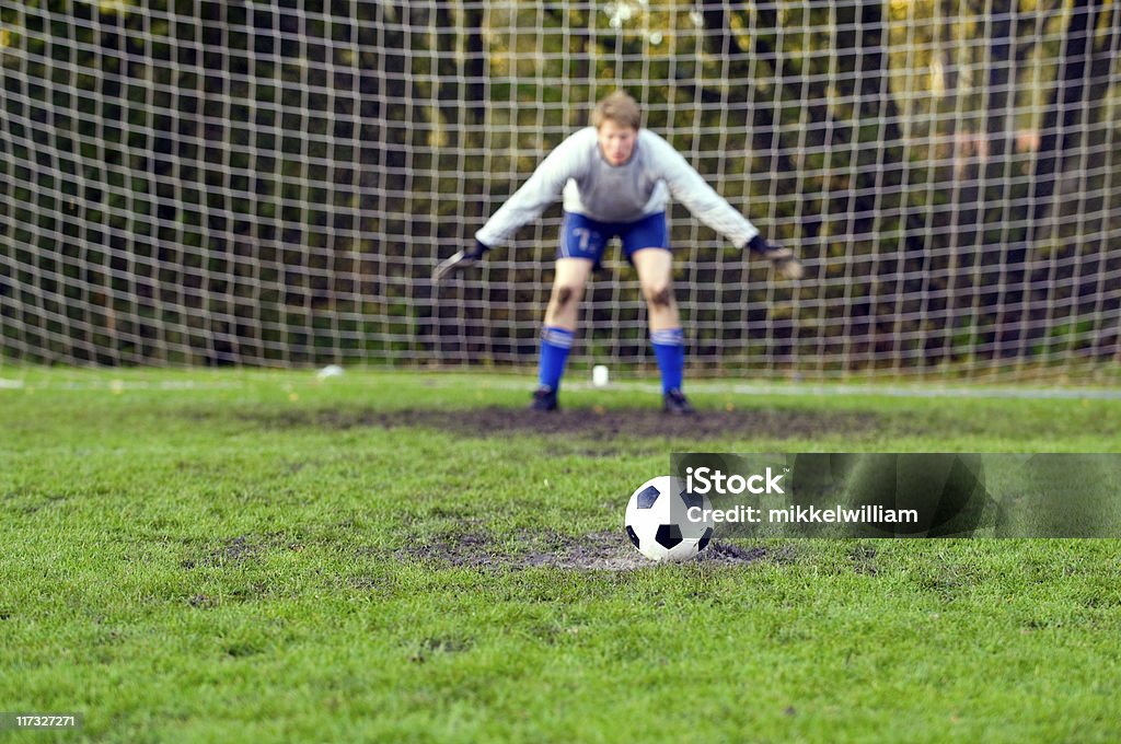 Battuta di caccia di sanzione penale fuori con il portiere pronto - Foto stock royalty-free di Calcio - Sport