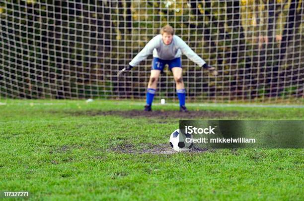 Odpokutować Wyrzucenie Z Goalkeeper Gotowy - zdjęcia stockowe i więcej obrazów Błoto - Błoto, Piłka nożna - Piłka, Piłka nożna - Sport drużynowy