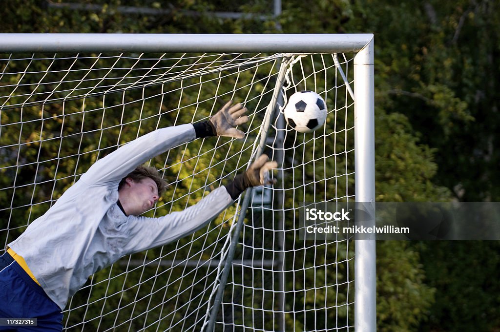 Gran objetivo y el portero no puede bloquear la pelota - Foto de stock de Agilidad libre de derechos
