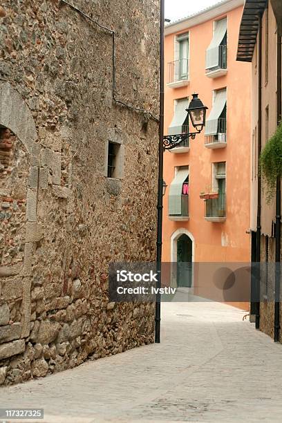 Girona Foto de stock y más banco de imágenes de Arquitectura exterior - Arquitectura exterior, Calle, Callejuela