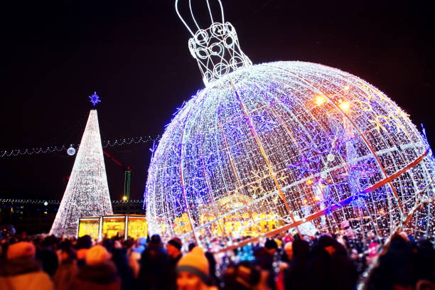 istock Christmas tree in the night city 1173277450