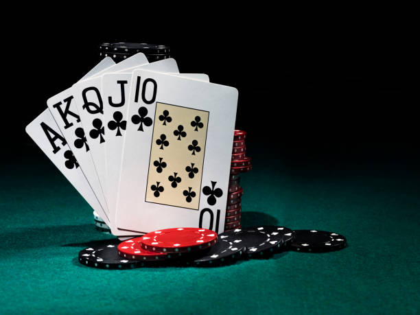 zwycięska kombinacja w pokerze stojąc opierając się na stosach żetonów na zielonej okładce stołu do gry. czarne tło. zbliżenie - gambling chip green stack gambling zdjęcia i obrazy z banku zdjęć