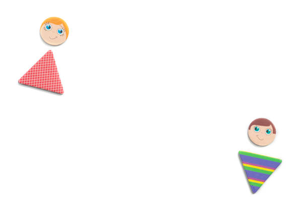 Toy figures of a boy and a girl on left and on right on a white isolated background. Place for text, free space, copy space. Education concept, back to school, kindergarten, first time, childhood. figuras de juguete de un niño y una niña a la izquierda y a la derecha sobre un fondo blanco aislado. coloque el texto, el espacio libre, el espacio de copia. concepto de educación, regreso a la escuela, jardín de infantes, primera vez, infancia