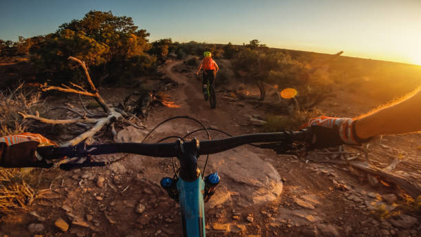 pov rower górski z kobietą w utah - personal perspective mountain biking mountain bike cycling zdjęcia i obrazy z banku zdjęć