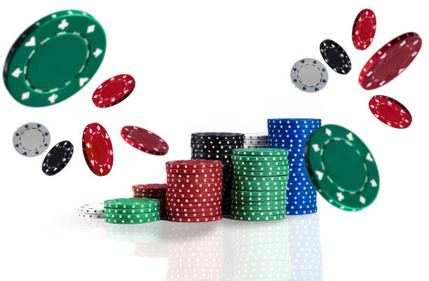 kolorowe żetony w stosach latają od siebie, odizolowane na białym tle. zdjęcie z bliska. rozrywka hazardowa - gambling chip green stack gambling zdjęcia i obrazy z banku zdjęć