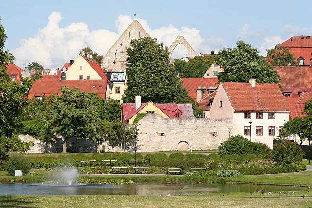 mittelalterliche park - wall surrounding wall obsolete old stock-fotos und bilder