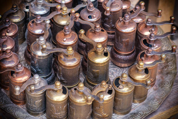 Many devices for grinding pepper.\
