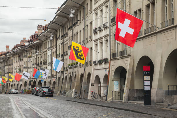 берн-стрит с флагами швейцарских кантонов - cantons стоковые фото и изображения
