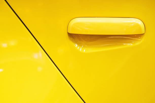 amarillo mango de la puerta del coche usando papel pintado o fondo - car door white doorknob empty fotografías e imágenes de stock