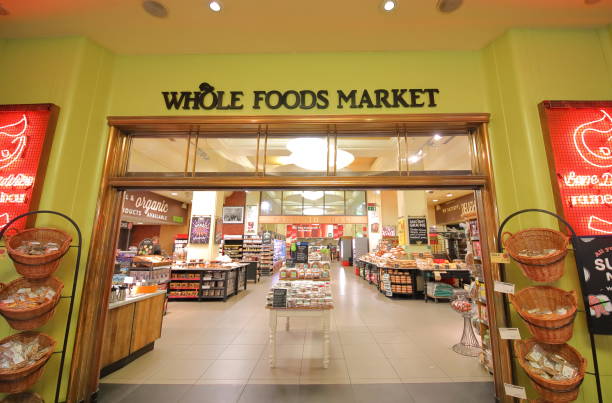 whole foods market shopping kensington high street londra regno unito - shopping mall foto e immagini stock