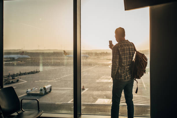 homem que toma retratos dos aviões no aeroporto - bag boredom bored man casual - fotografias e filmes do acervo