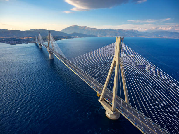 oszałamiający widok z lotu ptaka słynnego mostu rion-antirrio w grecji. - bridge connection contemporary suspension bridge zdjęcia i obrazy z banku zdjęć