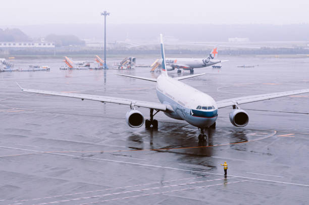 aereo durante pioggia maltempo all'aeroporto di tokyo narita - runway airport sky wet foto e immagini stock