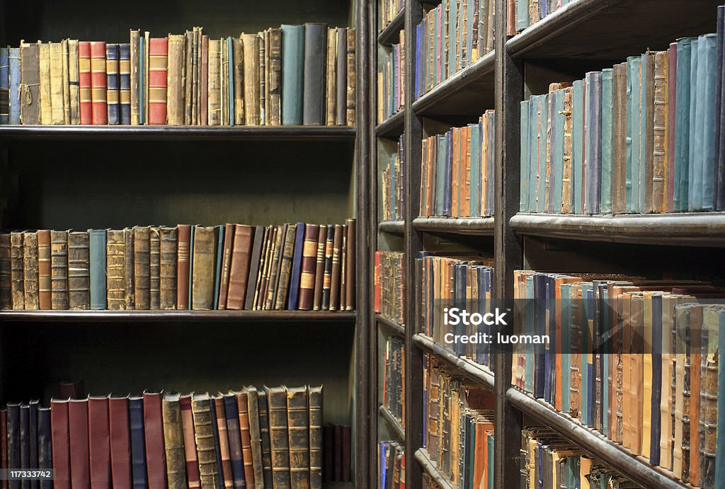 Vieux livres dans une bibliothèque - Photo de Antiquités libre de droits