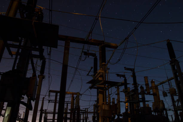 electrical substation at night on long exposure shot - ionization imagens e fotografias de stock