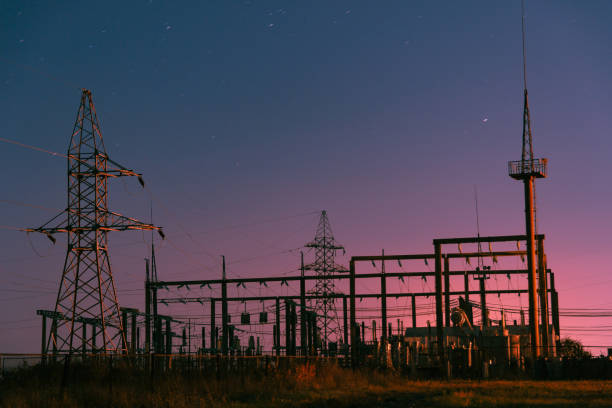 electrical substation at night on long exposure shot - ionization imagens e fotografias de stock