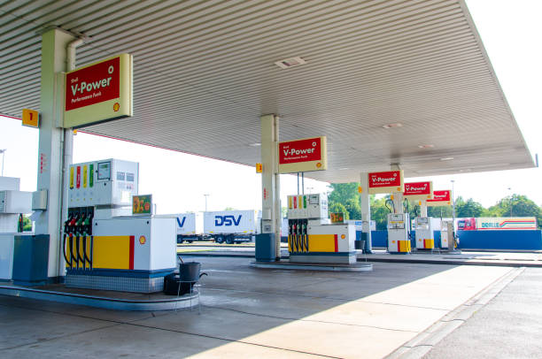 shell v-power gas station a1 bat ville. royal dutch shell plc, commonly known as shell, is a british-dutch oil and gas company headquartered in the netherlands and incorporated in the united kingdom. - cargill, incorporated imagens e fotografias de stock