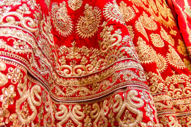 belle robe rouge avec la broderie traditionnelle dans la boutique de tissu de rue. - bikaner photos et images de collection