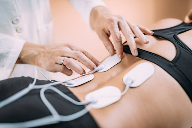 terapia física de espalda baja con almohadillas de electrodo tens, estimulación nerviosa eléctrica transcutánea - electrode fotografías e imágenes de stock