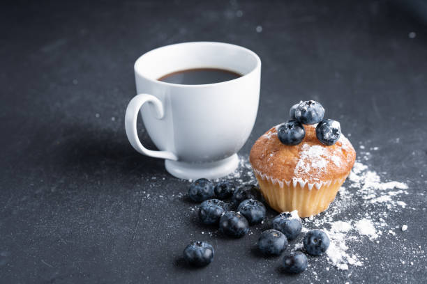 superalimento orgánico antioxidante de arándanos y muffin dulce con taza de café - coffee muffin pastry blueberry muffin fotografías e imágenes de stock