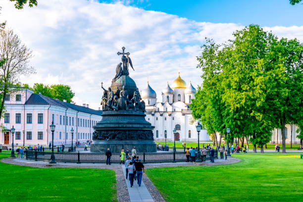 millennium von russland denkmal und kathedrale von st. sophia, groß nowgorod, russland - novgorod stock-fotos und bilder