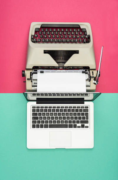klasyczna analogowa maszyna do pisania vs nowoczesny cyfrowy, zaawansowany technologicznie laptop - writing machine zdjęcia i obrazy z banku zdjęć