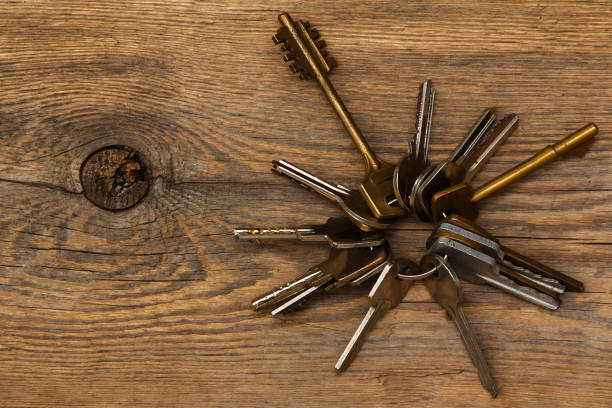 異なるキーの束 - locksmith house rental key real estate ストックフォトと画像