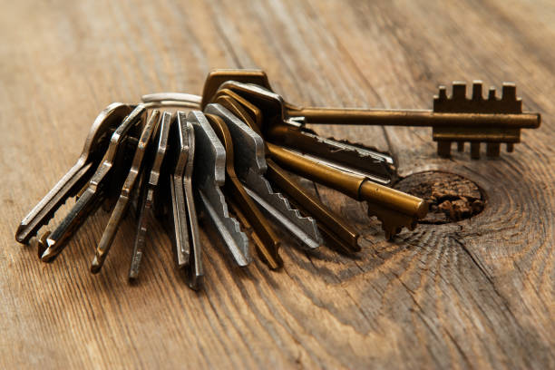 異なるキーの束 - locksmith house rental key real estate ストックフォトと画像