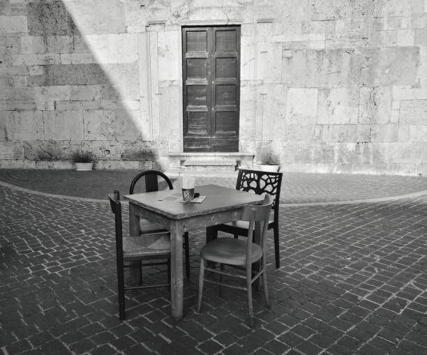 待機テーブル - photography black and white restaurant italy ストックフォトと画像
