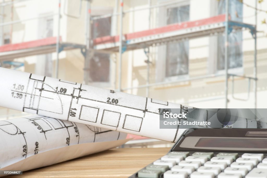 Baustelle für ein Haus, Baupläne und ein Taschenrechner - Lizenzfrei Architekturberuf Stock-Foto