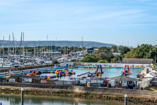 水上の膨脹可能な突撃コース - lymington ストックフォトと画像