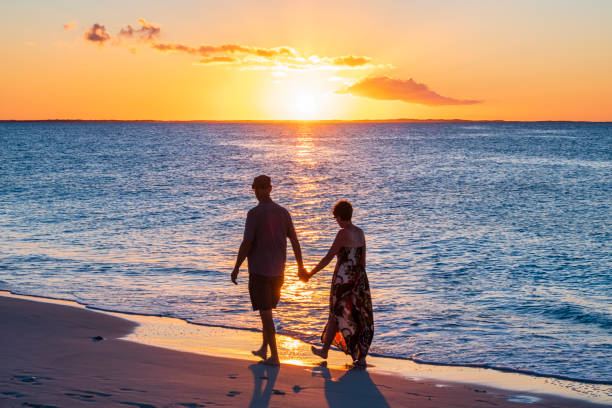 turcs et caïques, providenciales - couples marchant sur la plage de leeward au coucher du soleil - providenciales photos et images de collection