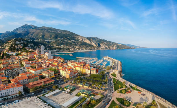 panorama von menton, cote d'azur, frankreich, südeuropa. schöne stadt und luxus-resort der französischen riviera. berühmtes touristenziel mit schönem strand am mittelmeer - cannes french riviera france beach stock-fotos und bilder