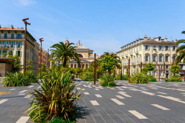 vue de rue de nice, côte d'azur, france, europe du sud. belle ville et station de luxe de français riviera. destination touristique célèbre avec la plage gentille sur la mer méditerranée - france european alps provence alpes cote dazur mountain photos et images de collection