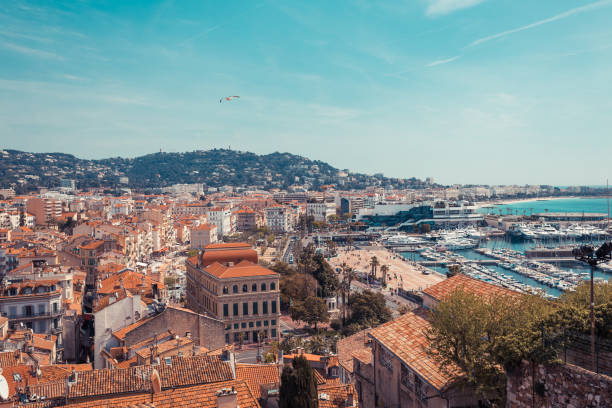 panorama von cannes, cote d'azur, frankreich, südeuropa. schöne stadt und luxus-resort der französischen riviera. berühmtes touristenziel mit schönem strand und promenade de la croisette am mittelmeer - cannes french riviera france beach stock-fotos und bilder