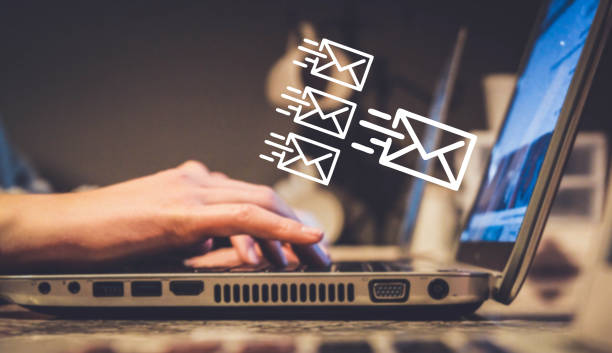 newsletter-konzept oder e-mail-marketing, versenden von e-mails - sending mail stock-fotos und bilder
