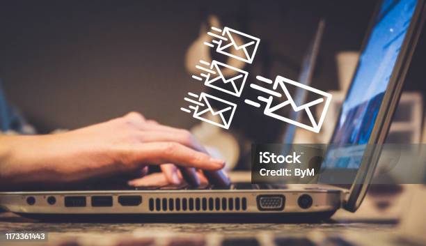 Foto de Newsletter Conceito Ou Email Marketing Enviando Emails e mais fotos de stock de E-mail