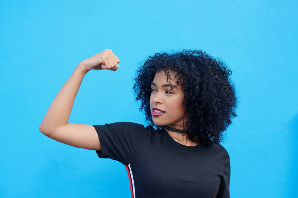rośnie w siłę z dnia na dzień - bicep women flexing muscles african descent zdjęcia i obrazy z banku zdjęć