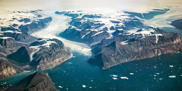 Costa occidental de Groenlandia, vista aérea de glaciares, montañas y océano photo