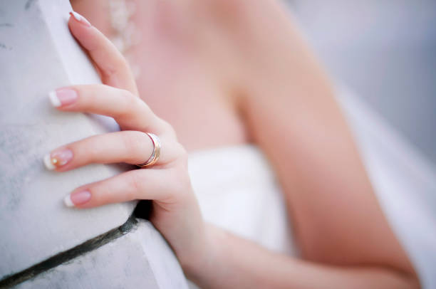 nahaufnahme der hand einer braut, die eine wand berührt - bride caucasian wedding ceremony close up stock-fotos und bilder