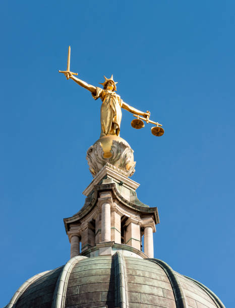 justice statue in london - statue of justice symbol justice law imagens e fotografias de stock