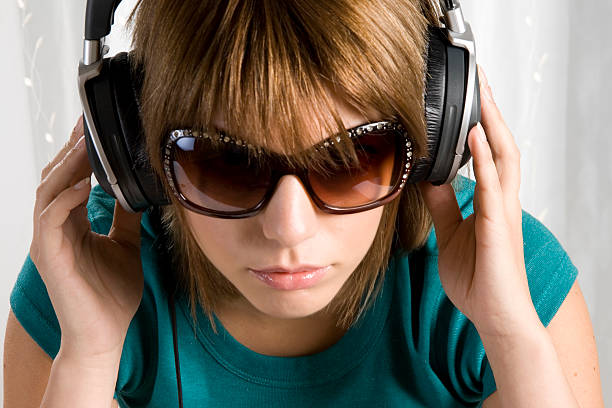 istock Music girl 117337140