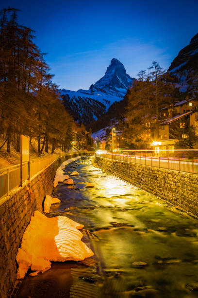 zermatter stadt mit matterhorngipfel in mattertal, schweiz, bei dämmerung - switzerland hotel skiing people stock-fotos und bilder