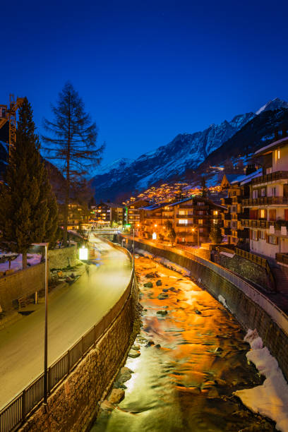 zermatt ertessamin in mattertal, schweiz, bei dämmerung - switzerland hotel skiing people stock-fotos und bilder