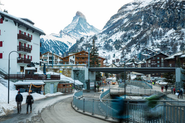 zermatter stadt mit matterhorngipfel im mattertal, schweiz, im morgengrauen - switzerland hotel skiing people stock-fotos und bilder