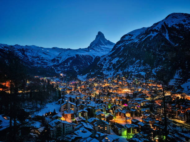 ville de zermatt avec le pic de cervin dans le mattertal, suisse, au crépuscule - ski resort winter snow night photos et images de collection