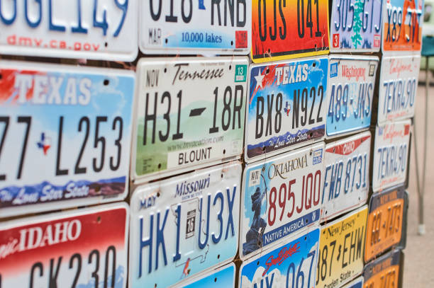 텍사스, 오클라호마, 테네시, 미주리 와 같은 다른 미국 주에서 오래된 단종 자동차 번호판 또는 차량 등록 번호. - license plate metal rusty old 뉴스 사진 이미지